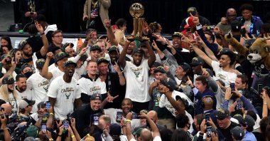  Milwaukee Bucks players and staff celebrate after defeating the Phoenix Suns in Game 6 to win the 2021 NBA Finals at Fiserv Forum in Milwaukee, U.S., July 20, 2021. (AFP Photo)
