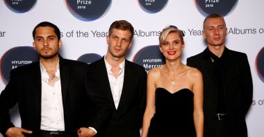 Musicians from Wolf Alice, whose album "Visions of a Life" had been nominated for the Mercury Prize 2018, pose for a photograph ahead of the ceremony at the Hammersmith Apollo in London, U.K., September 20, 2018. (REUTERS Photo)
