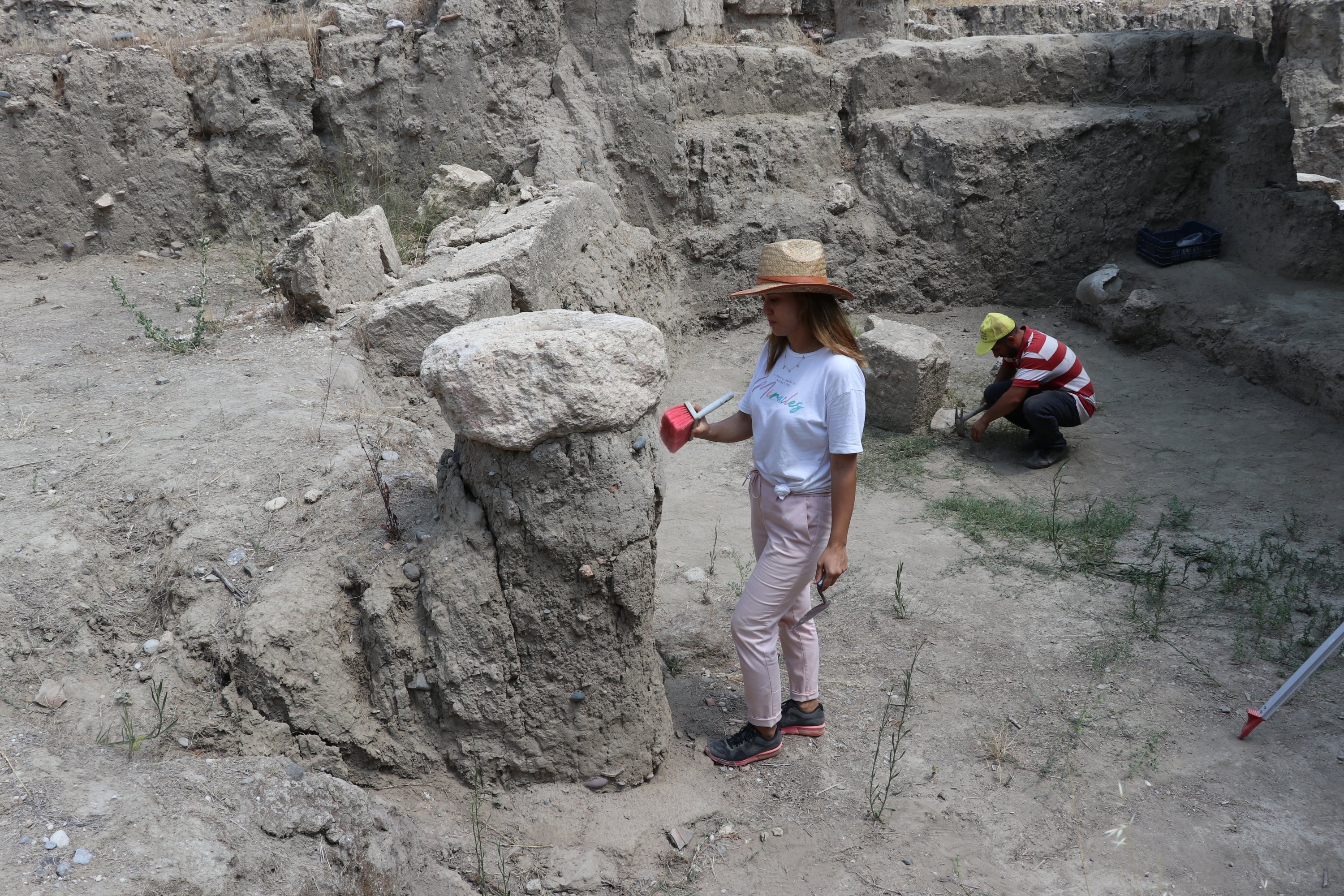 24 de julio de 2021 Los arqueólogos trabajan en el sitio del Monte Tebas en Adana, en el sur de Turquía.  (Foto AA) 