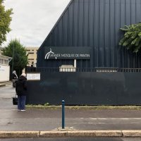 A woman reads a prefectural decree installed on the entrance gates of the Grand Mosque of Pantin, near Paris, France, Oct. 20, 2020. (Reuters Photo)