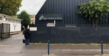 A woman reads a prefectural decree installed on the entrance gates of the Grand Mosque of Pantin, near Paris, France, Oct. 20, 2020. (Reuters Photo)