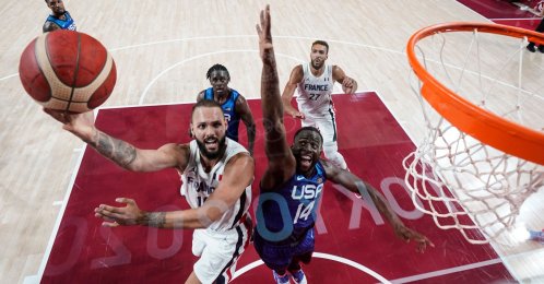 France's Evan Fournier (L) goes for the basket past the U.S.'s Draymond Jamal Green during the Tokyo 2020 Olympic Games men's preliminary round Group A match at the Saitama Super Arena, Saitama, Japan, July 25, 2021. (AFP Photo)