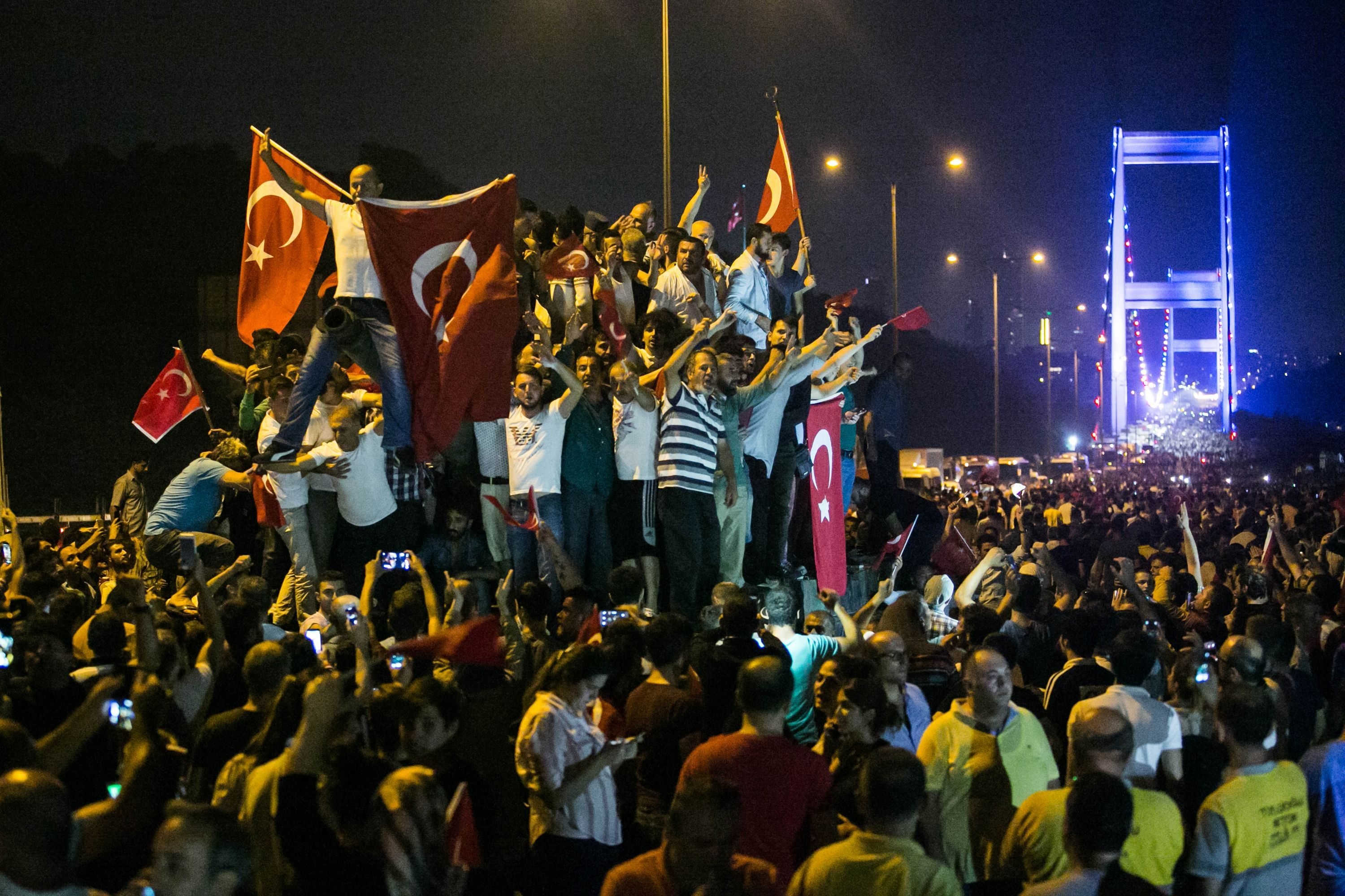 People take to the streets near the Fatih Sultan Mehmet bridge during the resistance against the coup plotters, Istanbul, Turkey, July 16, 2016. (AFP Photo)