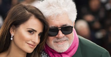 Actress Penelope Cruz (L) and director Pedro Almodovar pose for photographers at the photocall for the film "Pain and Glory" at the 72nd international film festival, Cannes, southern France, May 18, 2019.  (AP Photo)