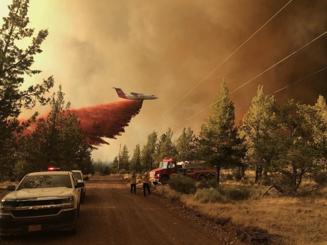 A firefighting tanker dropping a retardant over the Grandview fire near Sisters, Oregon, the U.S., on July 11, 2021. (Oregon Department of Forestry via AFP)