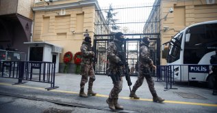 Turkish special police forces patrol outside the Russian Consulate-General in Istanbul, Turkey, Dec. 20, 2016 (Reuters File Photo)