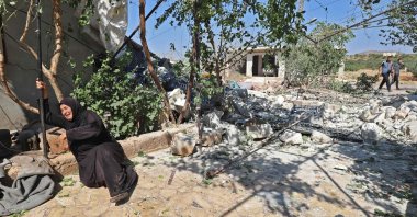 A Syrian woman reacts near the ruins of a house, destroyed in a reported regime artillery shelling, in the village of Iblin in the Jabal al-Zawiya region of Syria's opposition-held northwestern Idlib province, July 22, 2021. (AFP Photo)