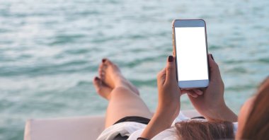 Before you head on holiday, you should protect your smartphone as best as possible. (Shutterstock Photo)