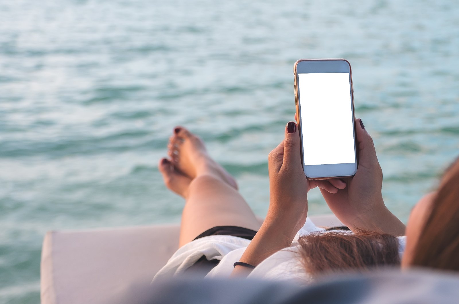 Before you head on holiday, you should protect your smartphone as best as possible. (Shutterstock Photo)