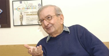 Director Atıf Yılmaz poses during an interview in Istanbul on May 5, 2004. (Sabah Photo) 

