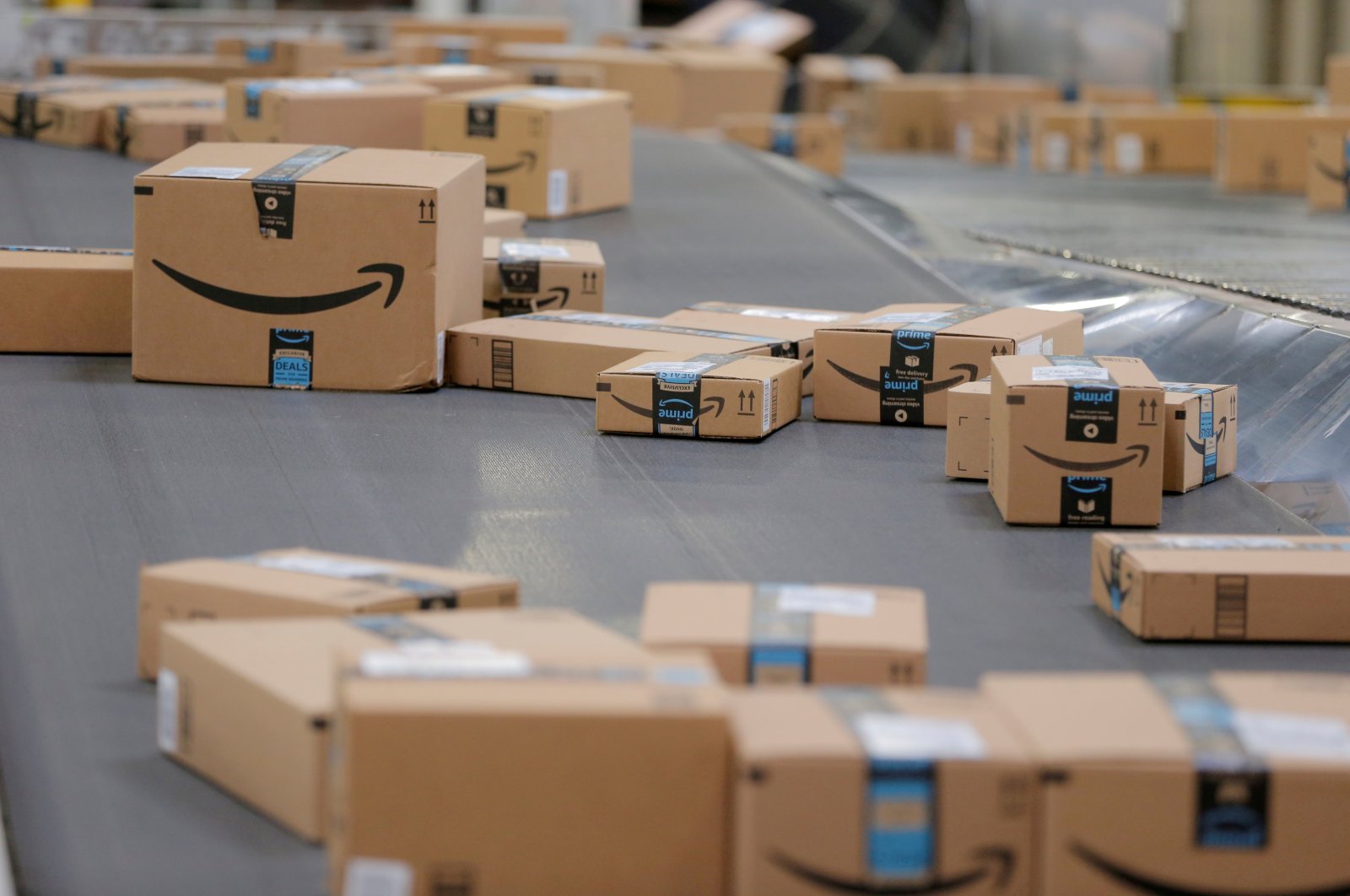 Packages emblazoned with Amazon logos travel along a conveyor belt inside of an Amazon fulfillment center in Robbinsville, New Jersey, U.S., Nov. 27, 2017. (Reuters Photo)