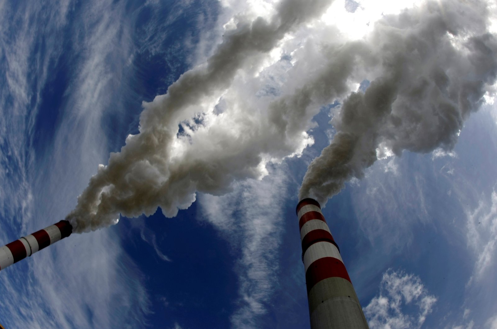 Smoke billows from the chimneys of Belchatow Power Station, Europe's biggest coal-fired power plant, near Belchatow, Poland, May 7, 2009. (Reuters Photo)