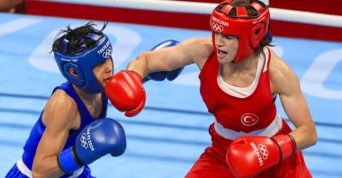 Turkish boxer Buse Naz Çakıroğlu (R) in action against Thailand's Jutamas Jitpong during the Tokyo 2020 Olympics women’s 51-kilogram quarterfinal at the Kokugikan Arena, Tokyo, Japan, Aug. 1, 2021.