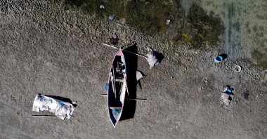 A boat sits on a dried-up lakebed in Konya, central Turkey, Aug. 1, 2021. (AA PHOTO)