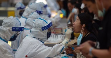 A resident receives a nucleic acid test for the COVID-19 coronavirus in Nanjing, eastern Jiangsu province, China, July 21, 2021. (AFP Photo)