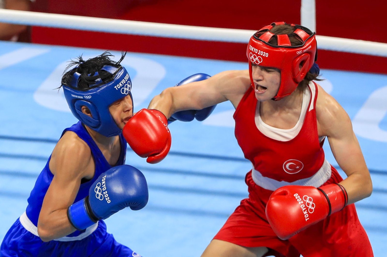 Turkish boxer Buse Naz Çakıroğlu (R) in action against Thailand's Jutamas Jitpong during the Tokyo 2020 Olympics women’s 51-kilogram quarterfinal at the Kokugikan Arena, Tokyo, Japan, Aug. 1, 2021.