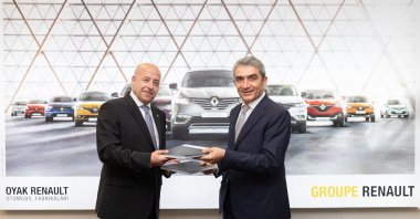 Oyak Renault General Manager Antoine Aoun (L) and Karsan CEO Okan Baş during the signing ceremony of the agreement, Bursa, northwestern Turkey, Aug. 2, 2021. (Courtesy of Oyak Renault)