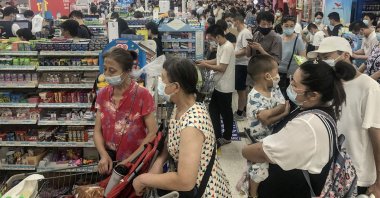 People buying items at a supermarket in Wuhan, in China's central Hubei province, as authorities said they would test its entire population for COVID-19 after the central Chinese city where the coronavirus emerged reported its first local infections in more than a year, Aug. 2, 2021. (AFP Photo)