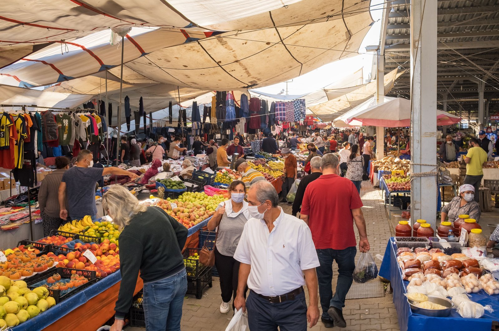 People are seen at a local market in the Kemer district of the southern province of Antalya, Turkey, Nov. 2, 2020. (Shutterstock Photo)