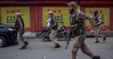 Police arrive at the site of a shootout in the Khanyar area of downtown Srinagar where a policeman and a civilian were reportedly injured after a militant attack, Srinagar, Kashmir, August 3, 2021 (AFP Photo)