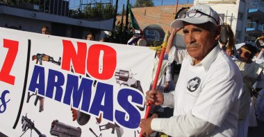 A man holds a sign reading "No weapons" during the march for peace and against violence in Ciudad Juarez, Chihuahua state, Mexico, June 23, 2018. (AFP Photo)