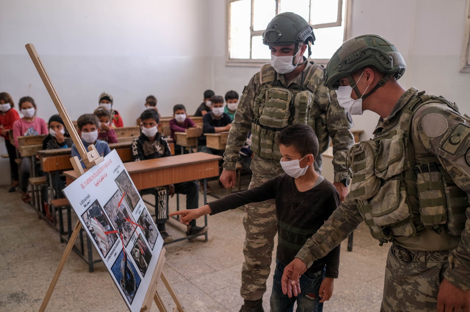 Turkish soldiers provide education to Syrian children to raise awareness about explosives in the Operation Peace Spring area, May 11, 2021. (Sabah File Photo)