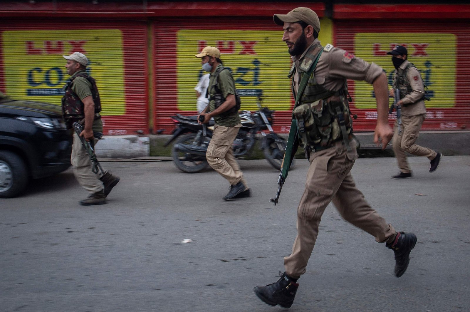Police arrive at the site of a shootout in the Khanyar area of downtown Srinagar where a policeman and a civilian were reportedly injured after a militant attack, Srinagar, Kashmir, August 3, 2021 (AFP Photo)