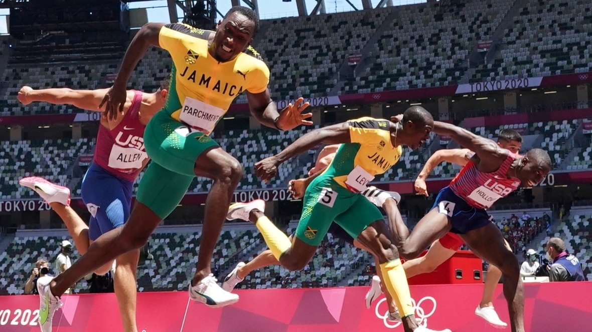 Jamaica's Hansle Parchment (2nd L) crosses the finish line to win gold in the Tokyo 2020 Olympics men's 110-meter hurdles at the Olympic Stadium, Tokyo, Japan, Aug. 5, 2021. (Reuters Photo)