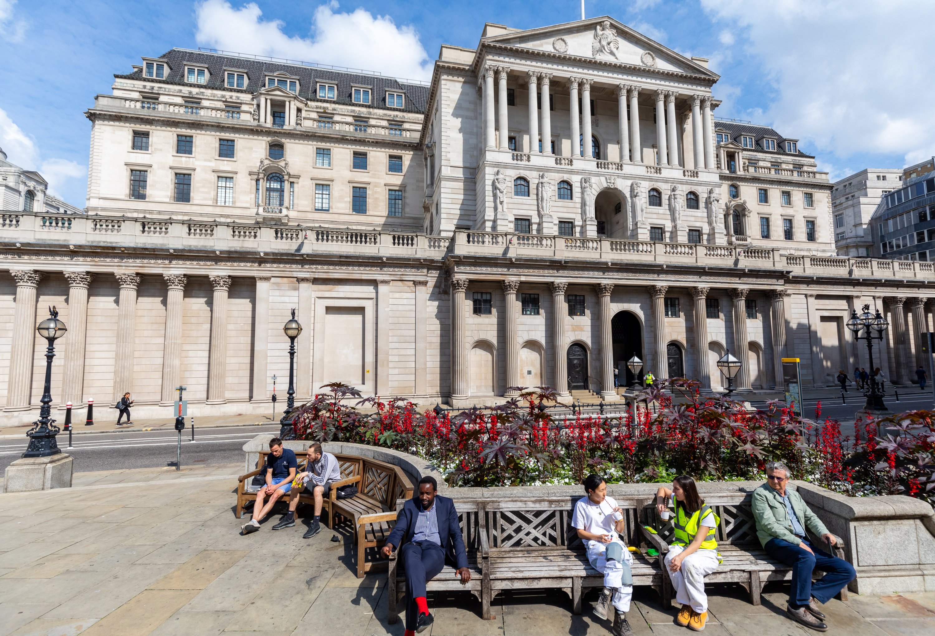 bank of england lays out path for tightening amid buoyant recovery | daily sabah