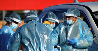 Health workers take swab samples from residents at a COVID-19 drive-through testing site in western Sydney, Australia, Aug. 4, 2021. (AFP Photo)