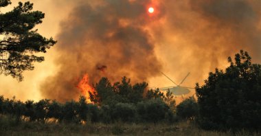 A firefighting helicopter flies above a forest fire, in Antalya, southern Turkey, Aug. 5, 2021. (İHA PHOTO) 