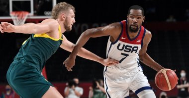 USA's Kevin Durant dribbles past Australia's Jock Landale (L) in the Tokyo 2020 Olympic Games men's semifinal at the Saitama Super Arena, Saitama, Japan, Aug. 5, 2021. (AFP Photo)