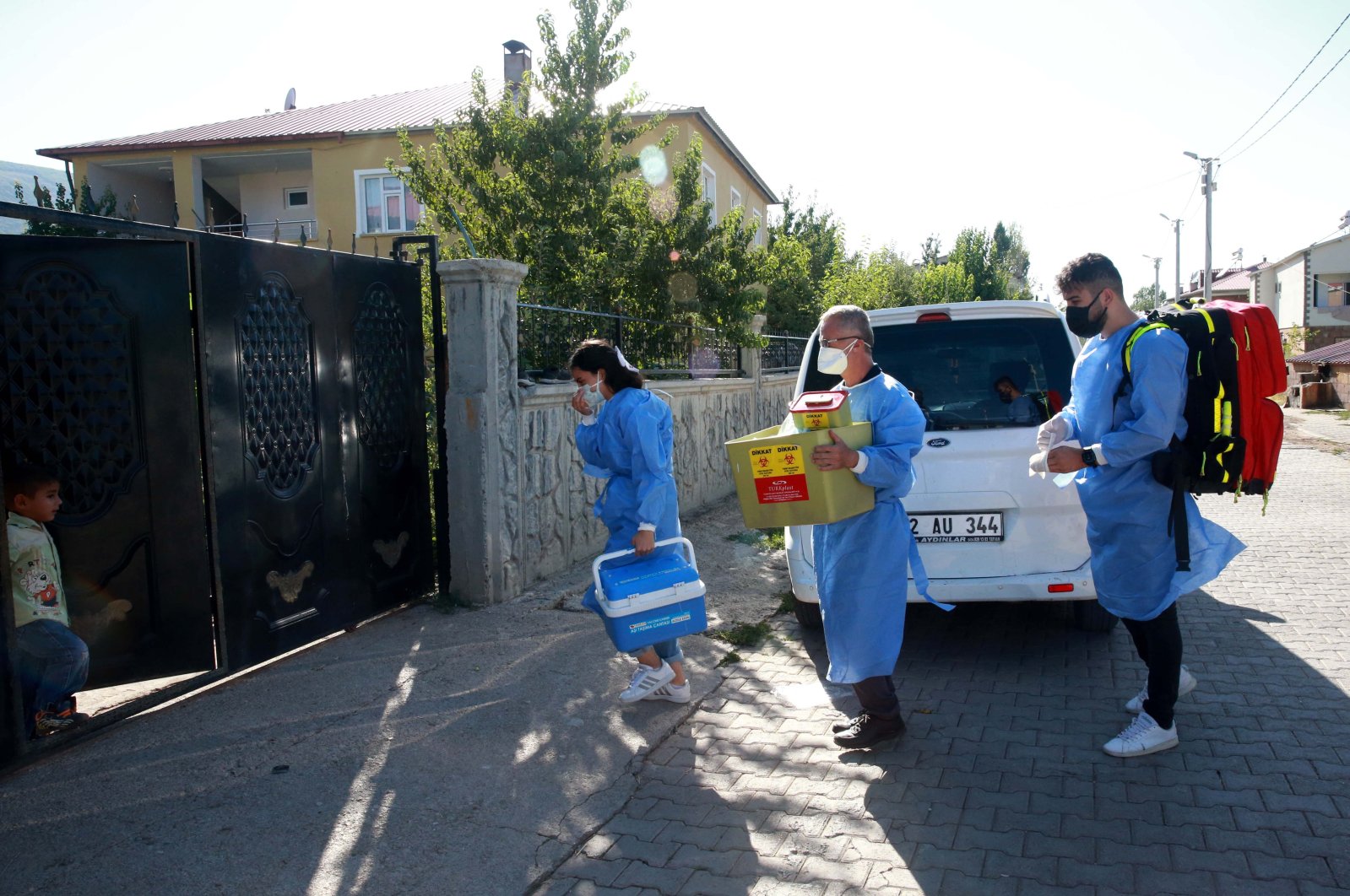 A mobile vaccination crew visits a house in Bitlis, eastern Turkey, Aug. 3, 2021. (AA PHOTO) 