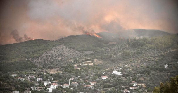 Flames and smoke raise from a wildfire in Ören, in the holiday region of Muğla, southwestern Turkey, Aug. 6, 2021. (AFP Photo)