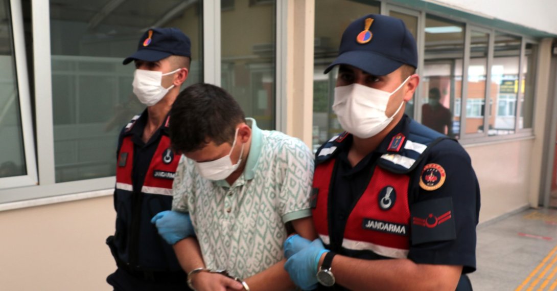 Gendarmerie officers escort a FETÖ suspect to a courthouse in the Gebze district, Kocaeli, northwestern Turkey, July 30, 2021. (AA PHOTO)