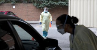 An emergency room nurse talks with a patient outside the emergency room as a triage unit is set up outside Beaumont Hospital to manage with rising coronavirus disease (COVID-19) cases in Grosse Pointe, Michigan, U.S., April 16, 2021. (Reuters Photo)