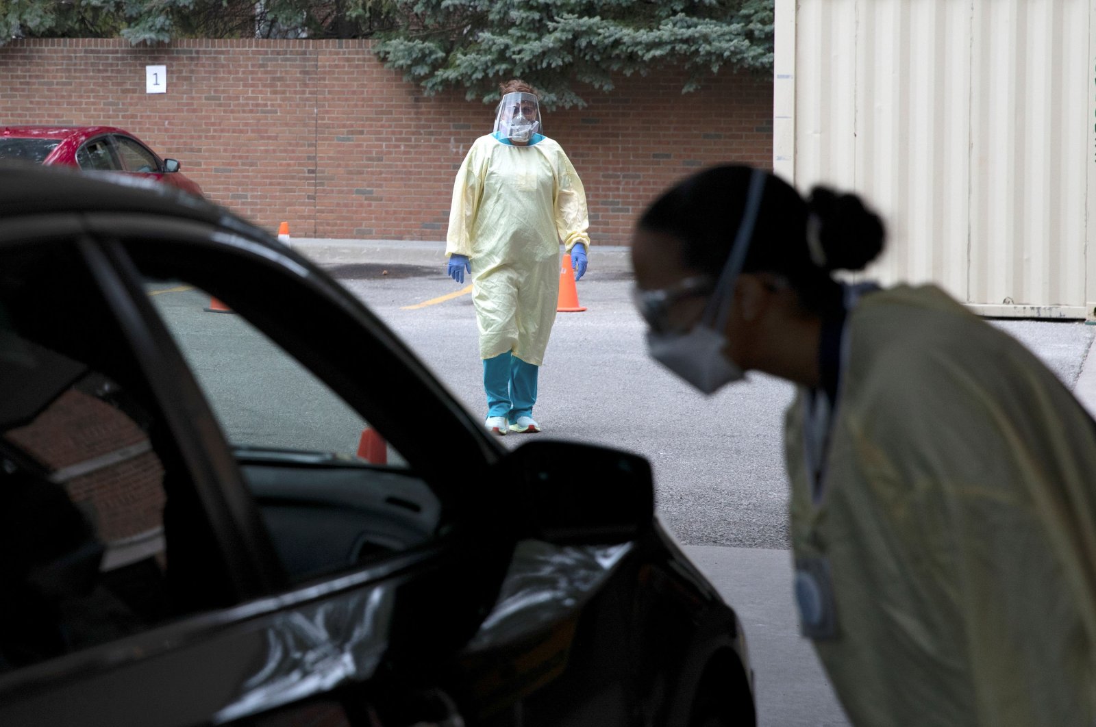 An emergency room nurse talks with a patient outside the emergency room as a triage unit is set up outside Beaumont Hospital to manage rising COVID-19 cases in Grosse Pointe, Michigan, U.S., April 16, 2021. (Reuters Photo)