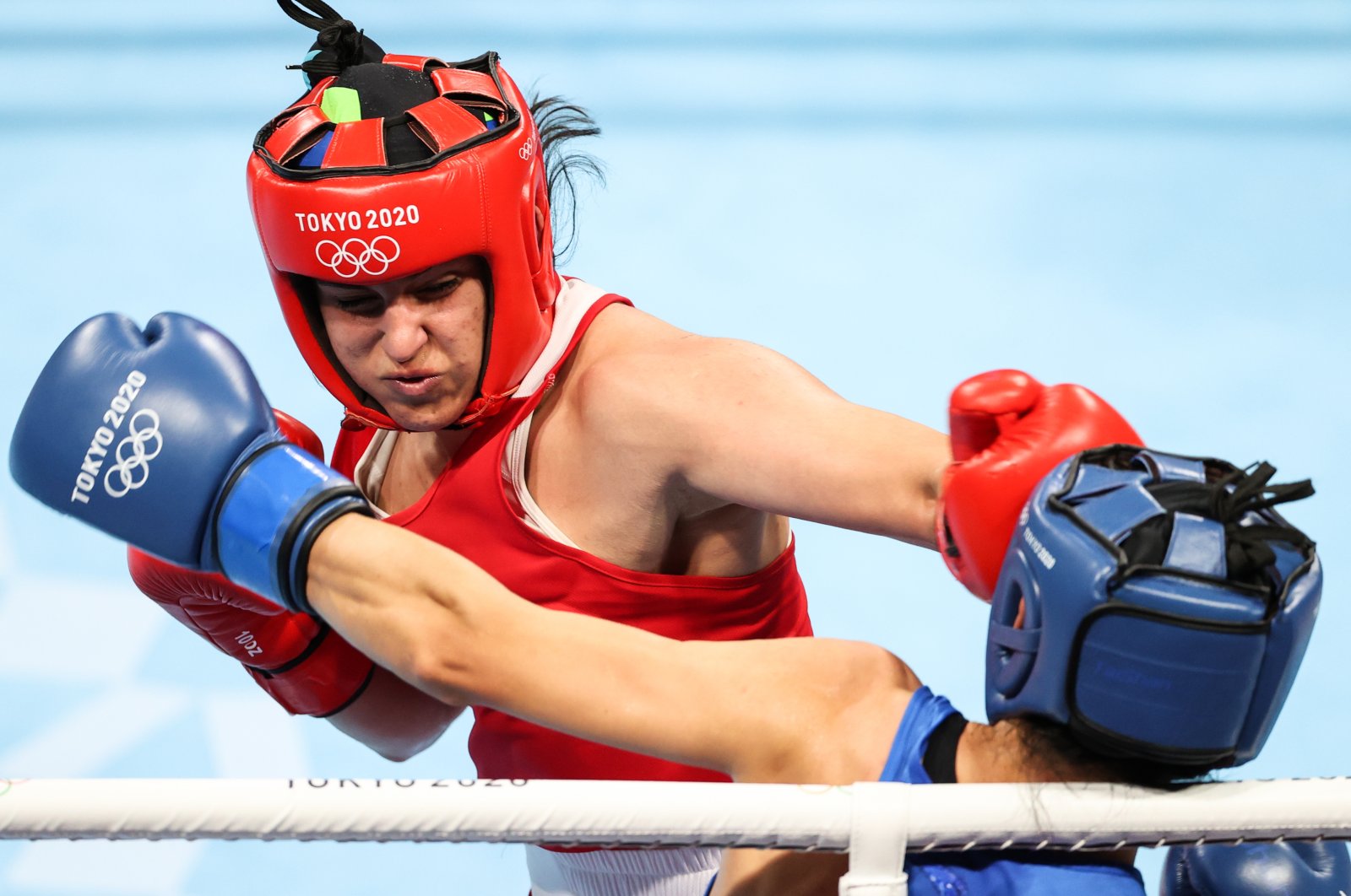 Busenaz Sürmeneli, in red, in her fight against China's Gu Hong at the 2020 Tokyo Olympics, Japan, Aug. 7, 2021. (AA Photo)