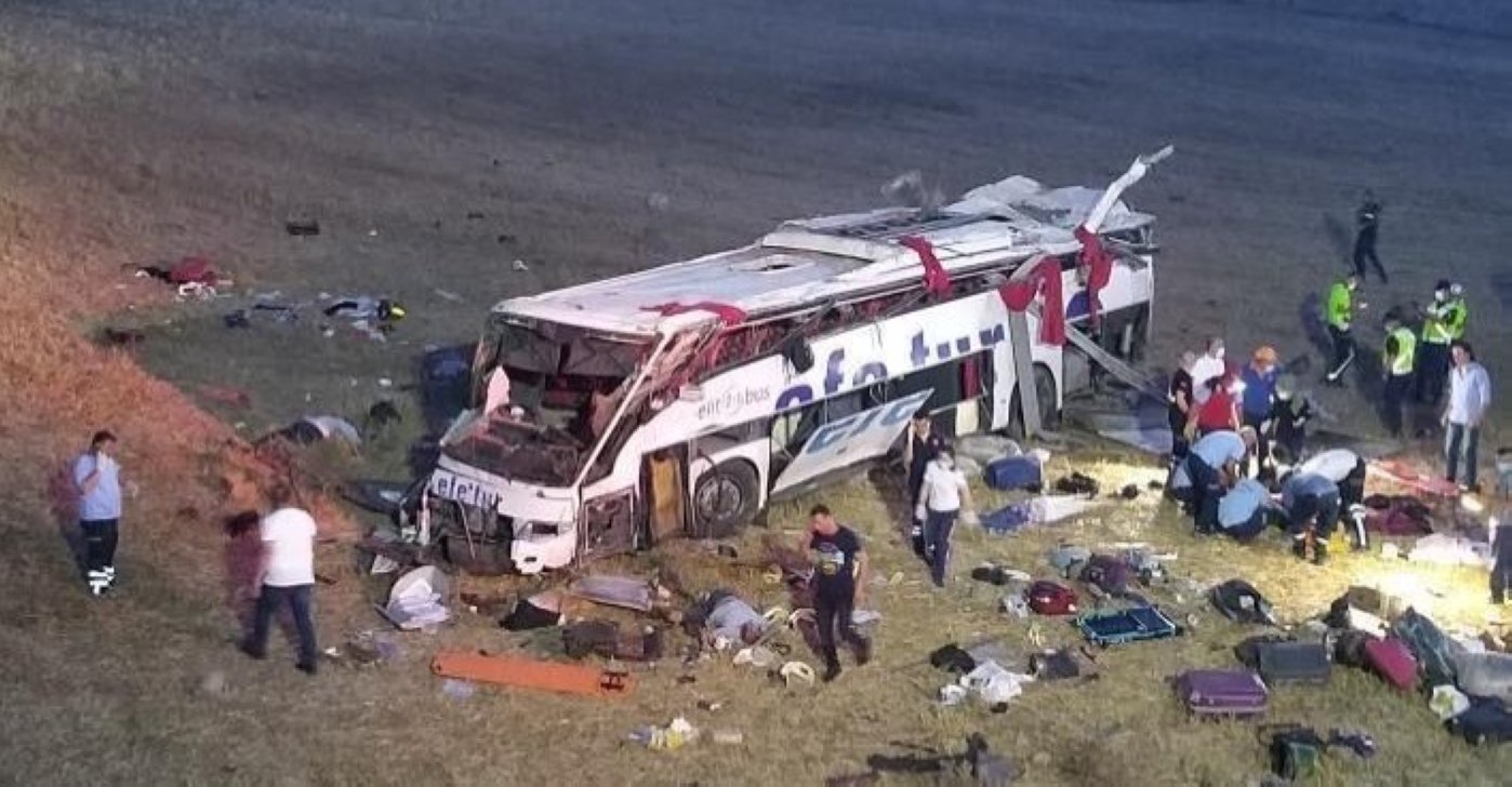 14 killed in passenger bus crash in Turkey's Balıkesir | Daily Sabah