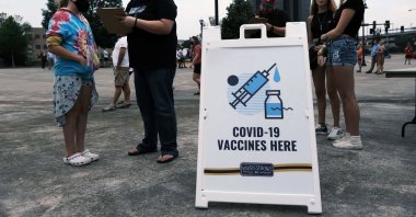People wait to get vaccinated for COVID-19 at a baseball game in Springfield, Missouri, U.S., on Aug. 05, 2021. (Getty Images/AFP Photo)