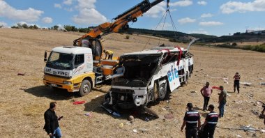 The wreckage of the bus in which fifteen were killed is being removed, in Balıkesir, western Turkey, Aug. 8, 2021. (IHA PHOTO)