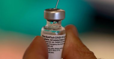 An Israeli health worker prepares a dose of the Pfizer-BioNtech COVID-19 vaccine at the new vaccination center for Clalit Health Services in Jerusalem's Cinema City complex, Aug. 8, 2021. (AFP Photo)