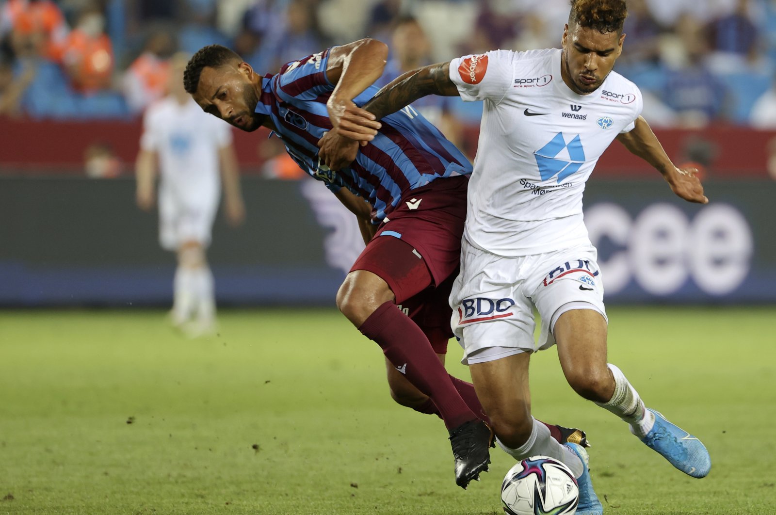 Molde's Ohi Omoijuanfo (R) duels for the ball with Trabzonspor's Vitor Hugo during the Europa Conference League qualifying match at Yeni Stadium, Trabzon, Turkey, Aug. 5, 2021. (AP Photo)