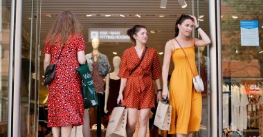 Pedestrians without facemasks shop on Oxford street in central London, United Kingdom, July 19, 2021. (AFP Photo)