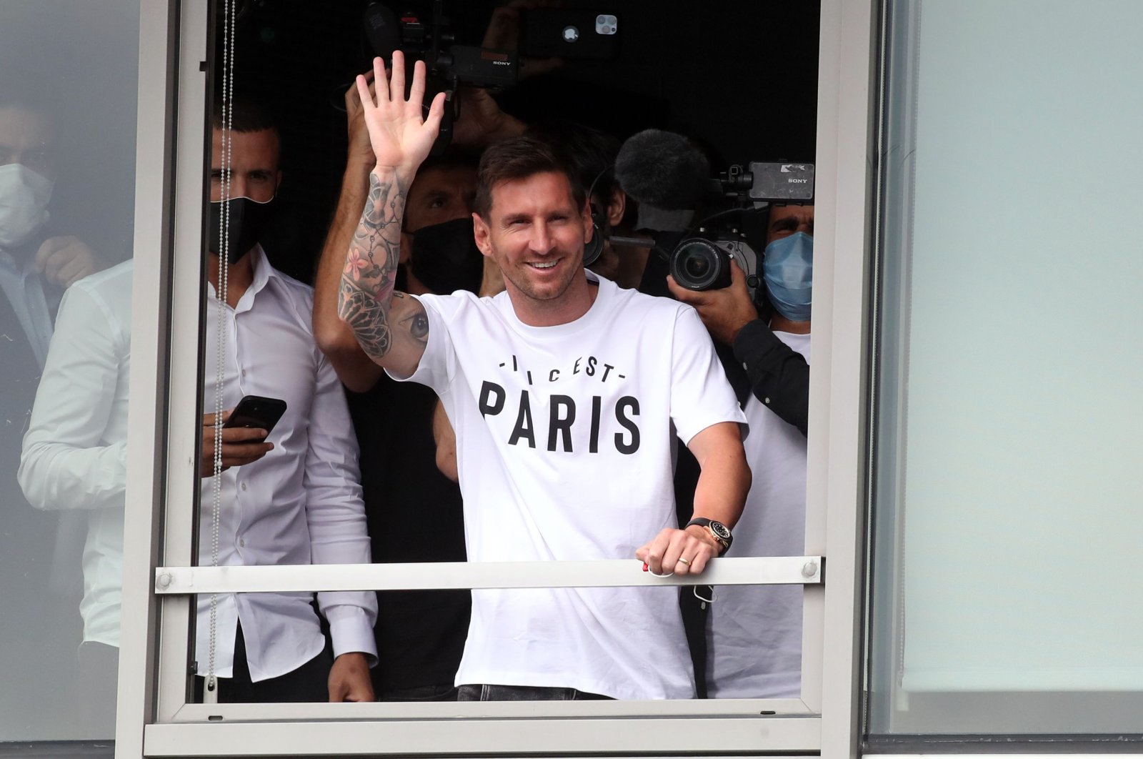 Lionel Messi waves at PSG fans after arriving at Paris-Le Bourget Airport, Paris, France, Aug. 10, 2021. (Reuters Photo)