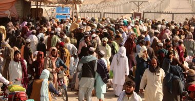 People stranded at the Pakistani-Afghan border wait for its reopening after it was closed by the Taliban, who have taken over the control of the Afghan side of the border at Chaman, Pakistan, Aug. 11, 2021. (EPA Photo)