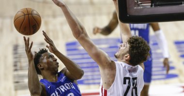 Houston Rockets' Alperen Şengün (R) defends against Detroit Pistons' Saben Lee during an NBA Summer League match, in Las Vegas, U.S., Aug. 10, 2021. (AP Photo)
