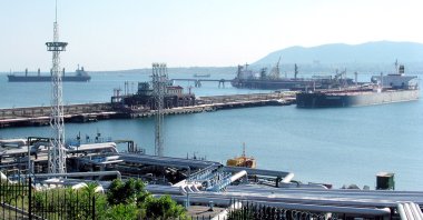 A view of the oil harbor in Novorossiysk, in the southern Russian seaport town in the Black Sea territory, July 13, 2004. (AFP Photo)