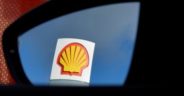 A Shell logo is seen reflected in a car's side mirror at a petrol station in west London, Britain, Jan. 29, 2015. (Reuters Photo)