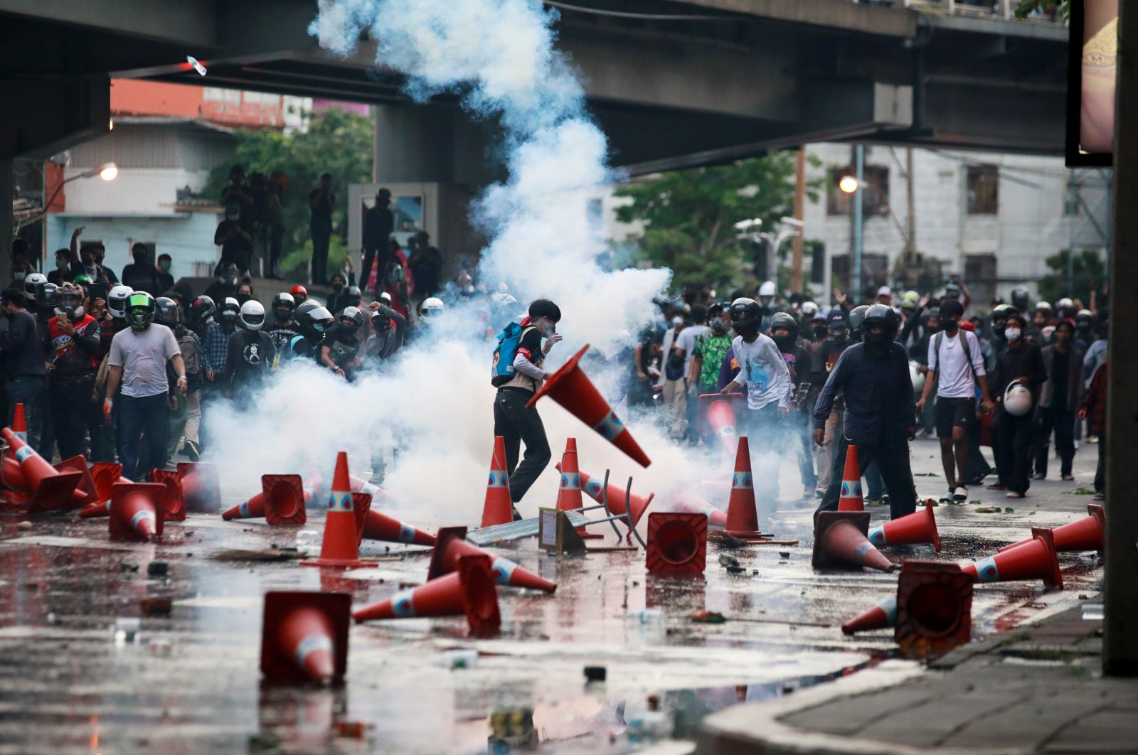 Demonstrators clash with police during a protest against the government's handling of the COVID-19 pandemic, in Bangkok, Thailand, Aug. 10, 2021. (REUTERS Photo)